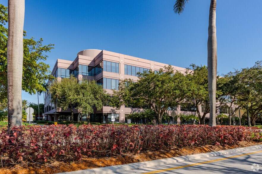 More Photos Of 6505 Waterford District Dr, Miami Office For Lease
