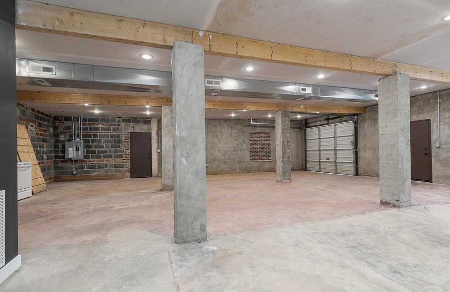 More Photos Of 1302 E Blaine St, Springfield Flex For Lease