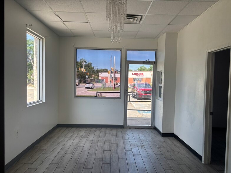 More Photos Of 5617 Mccart Ave, Fort Worth Restaurant For Lease