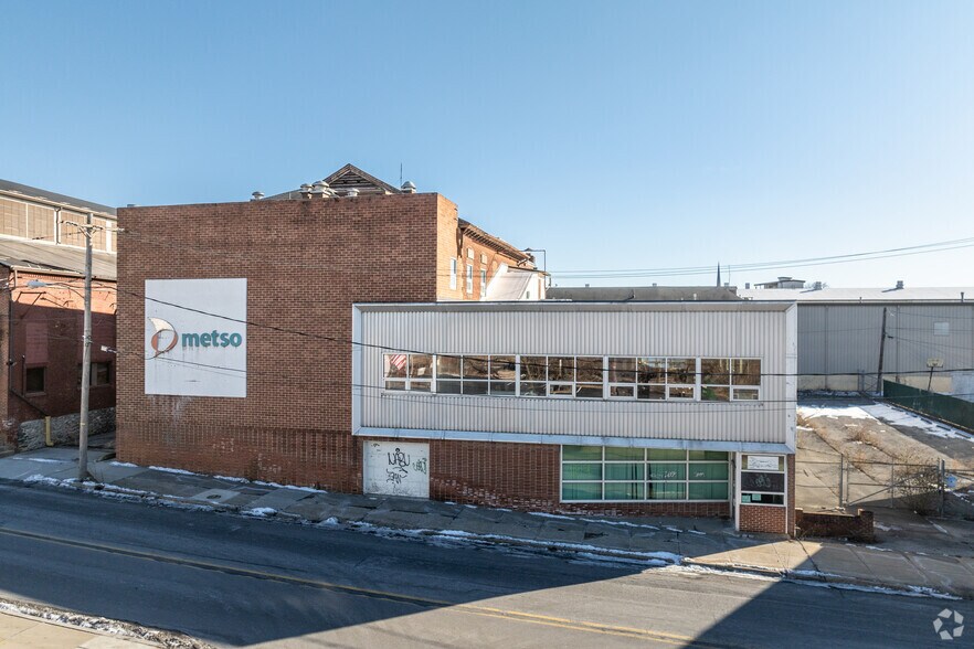 More Photos Of 240 Arch St, York Warehouse For Lease
