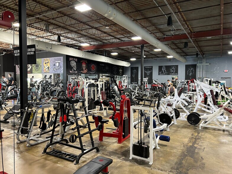 More Photos Of 251-253 Chesterfield Industrial Blvd, Chesterfield Warehouse For Sale