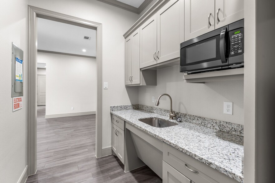 More Photos Of 17138 N Eldridge Pky, Tomball Medical For Lease