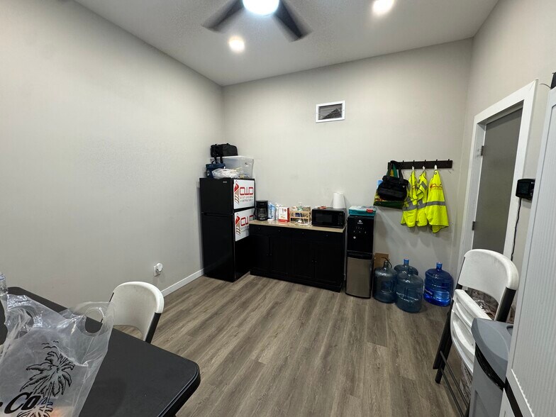 More Photos Of 3700 Pegasus Dr, Bakersfield Warehouse For Lease