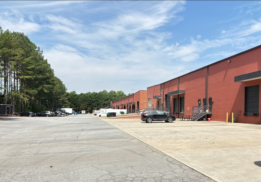 More Photos Of 100 Londonderry Ct, Woodstock Warehouse For Lease