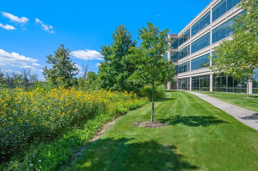 More Photos Of 100 S Saunders Rd, Lake Forest Office For Lease