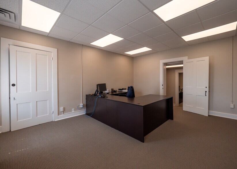 More Photos Of 15 N Franklin St, Delaware Office For Sale