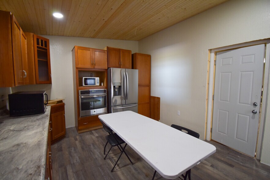 More Photos Of 823 Center Ave, Curtis Warehouse For Lease