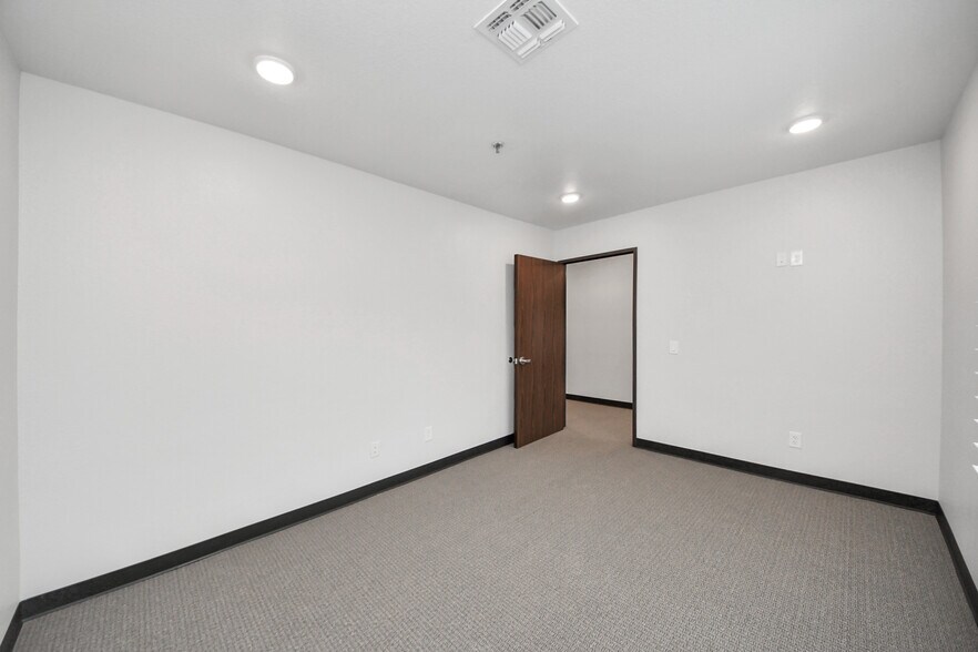 More Photos Of 6536 Greatwood Pky, Sugar Land Office For Sale