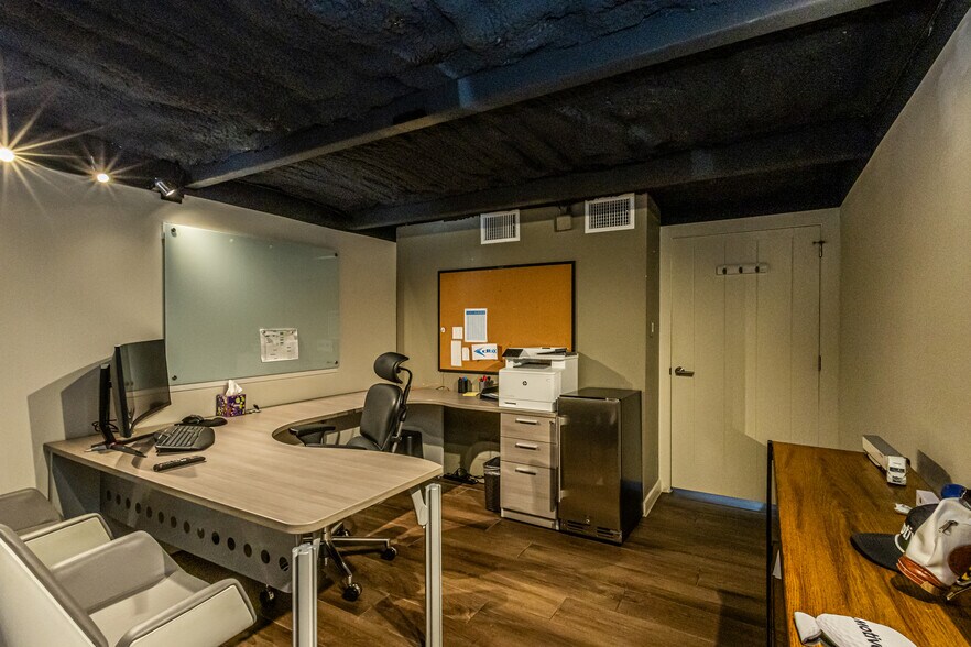 More Photos Of 302 Crossroads St, Laredo Office For Lease