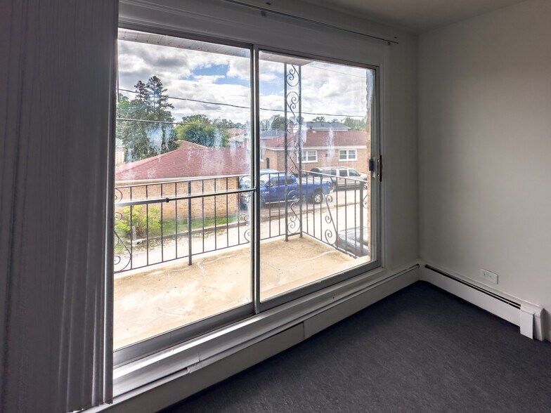 More Photos Of 1025 W Vermont Ave, Calumet Park Apartments For Sale