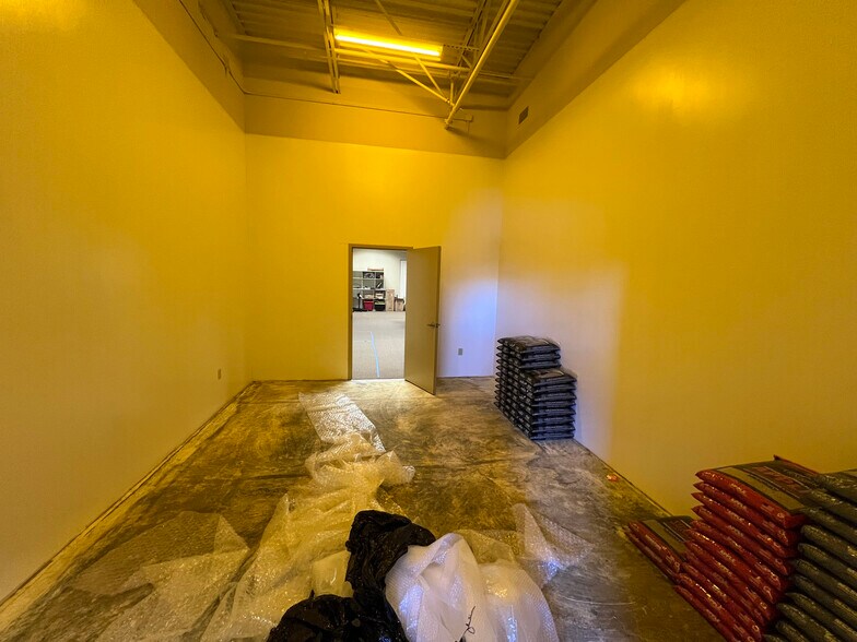 More Photos Of 5710-5714 W State St, Boise Light Distribution For Lease