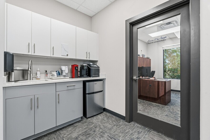 More Photos Of 131 S Country Club Rd, Lake Mary Office For Sale