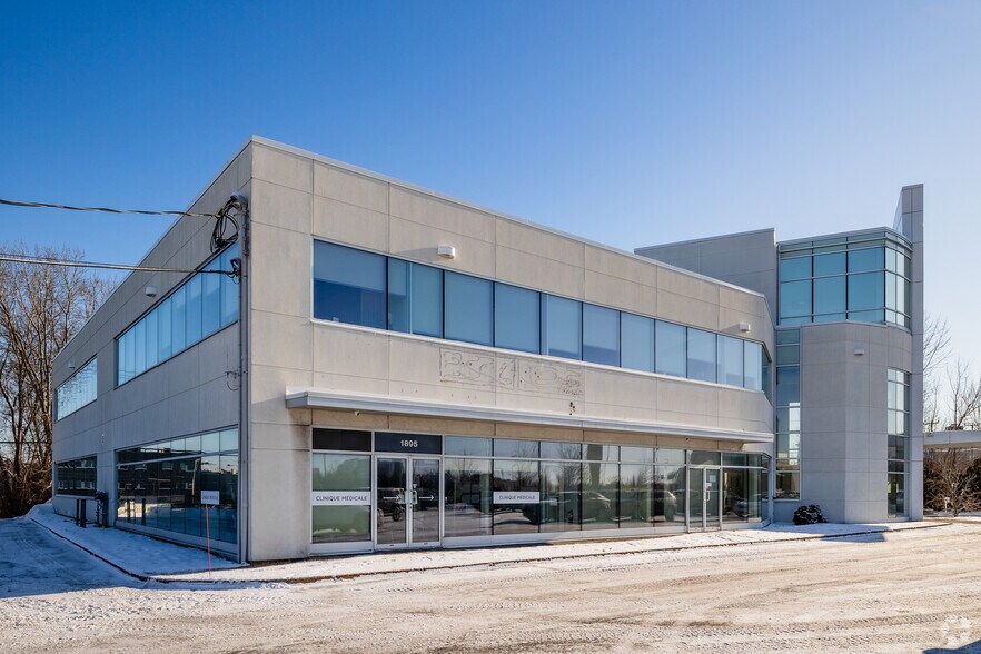 More Photos Of 1875 Rue Maurice-Gauvin, Laval Medical For Lease