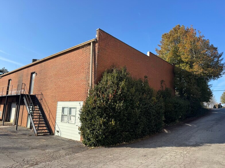 More Photos Of 400 Stonewall Ave, Fayetteville Flex For Sale