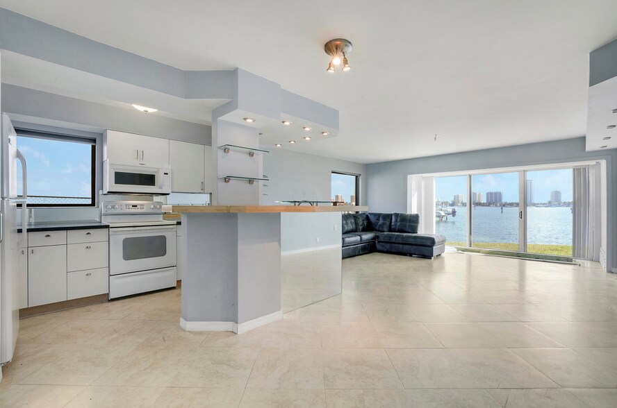 More Photos Of 360 Wilma Cir, Riviera Beach Multifamily For Sale