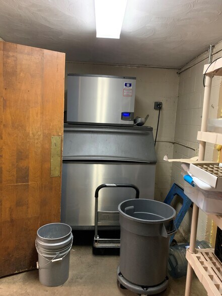 More Photos Of 10 Enfield St, Cincinnati Freestanding For Lease