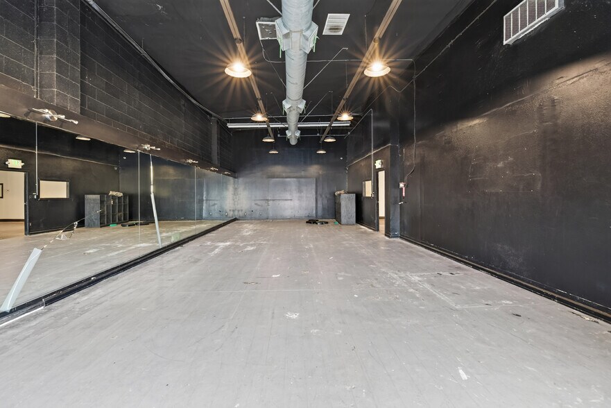 More Photos Of 11105 Weddington St, North Hollywood Service For Lease