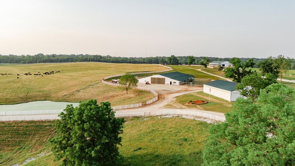 More Photos Of 352 MO-245, Dadeville Horse Stables For Sale