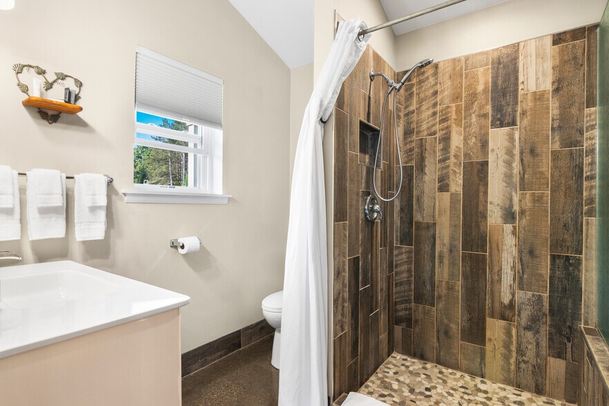 More Photos Of 4871 U.S. 31, Eastport Hotel For Sale