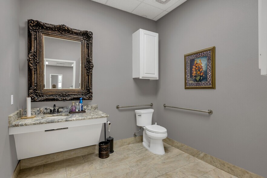 More Photos Of 501 E 7th St, Odessa Office For Sale