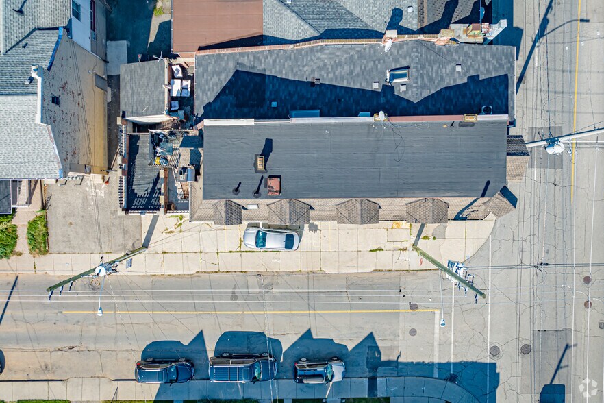 More Photos Of 32 Barton St E, Hamilton Storefront Retail Residential For Sale