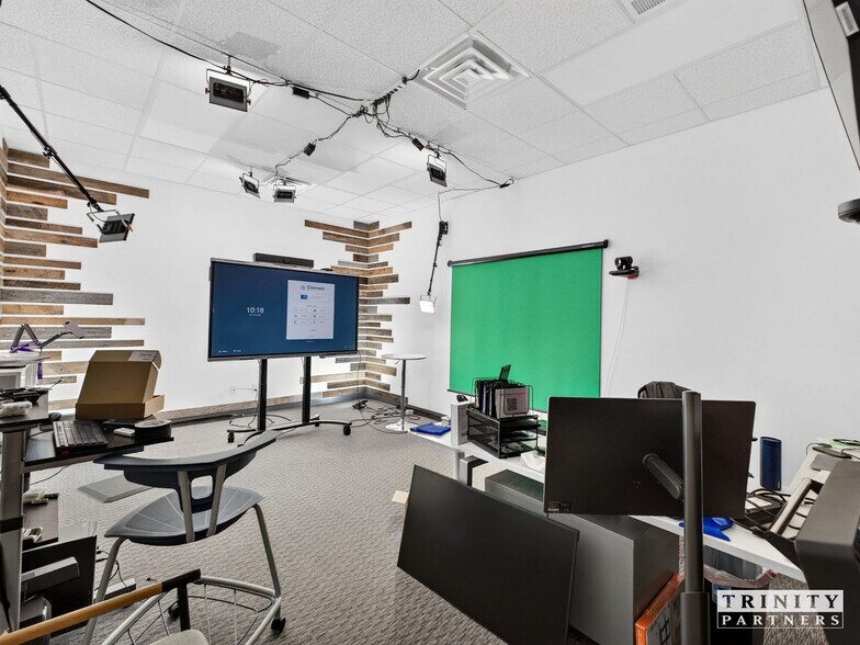 More Photos Of 1095 Thousand Oaks Blvd, Greenville Office For Lease