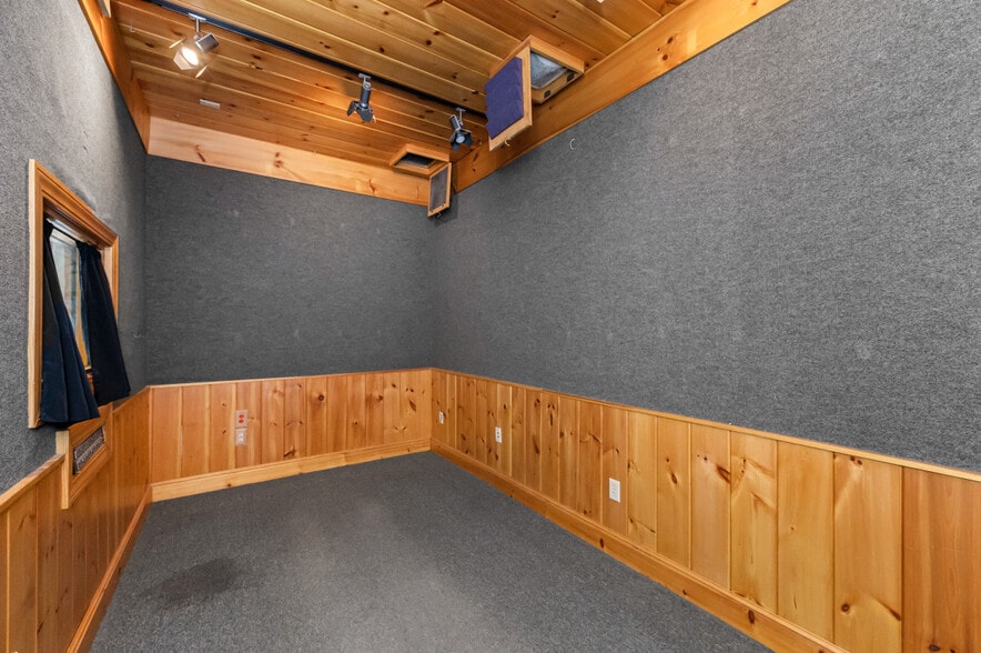 More Photos Of 11 Maple St, West Newbury Office For Sale