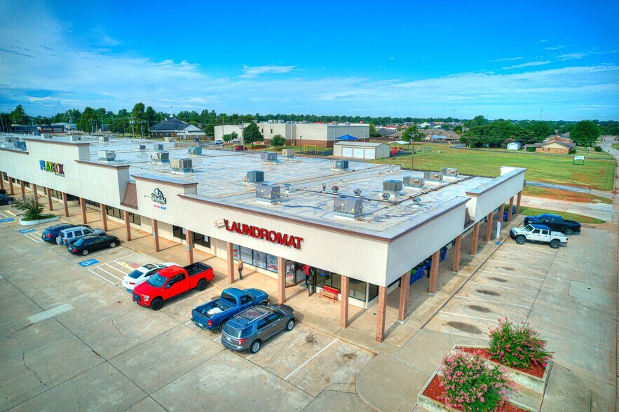 More Photos Of 101-361 N Mustang Rd, Mustang General Retail For Sale