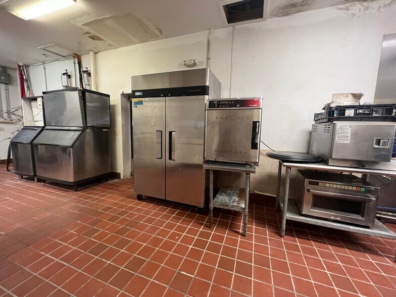 More Photos Of 300 N Lake Park Blvd, Carolina Beach Restaurant For Lease