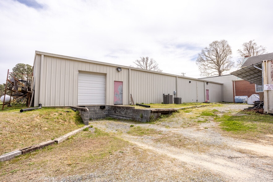 More Photos Of 6663 Highway 58, Buffalo Junction Storefront Retail Office For Sale