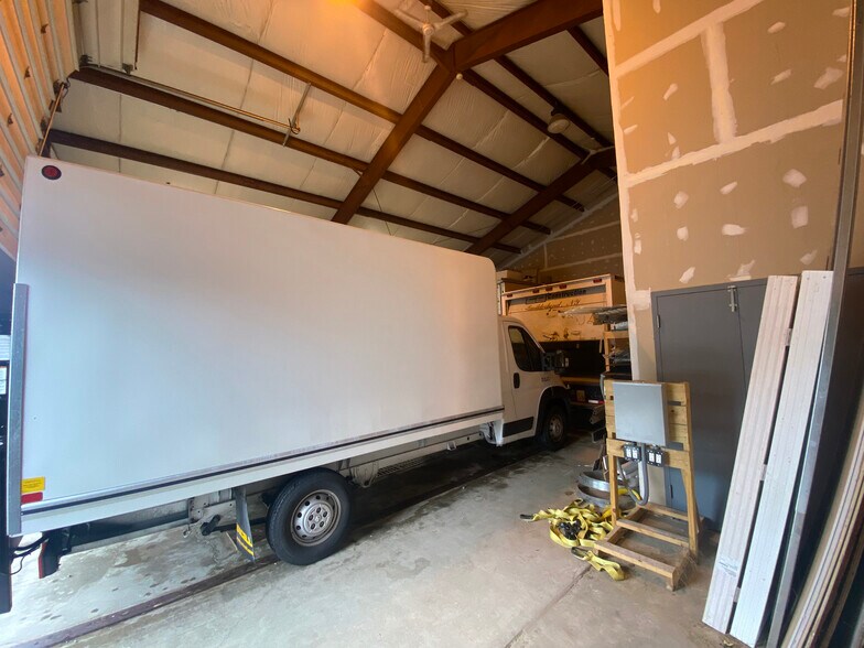 More Photos Of 14 Petra Ln, Albany Light Distribution For Lease