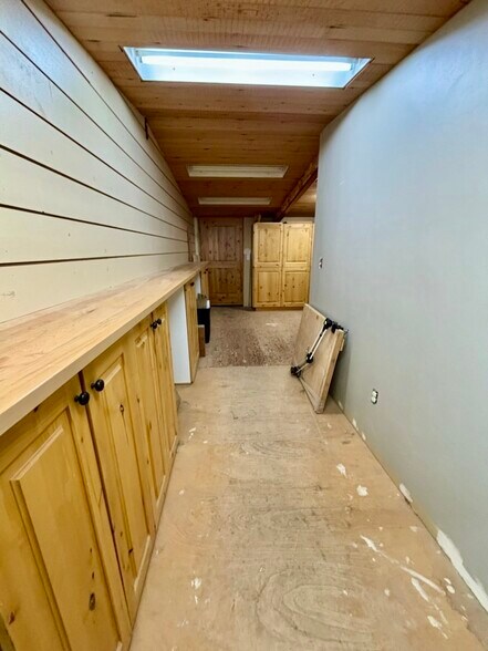 More Photos Of 412 E Railroad Ave N, Manhattan Warehouse For Sale
