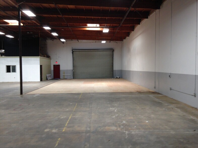 More Photos Of 7442 Vincent Cir, Huntington Beach Manufacturing For Lease