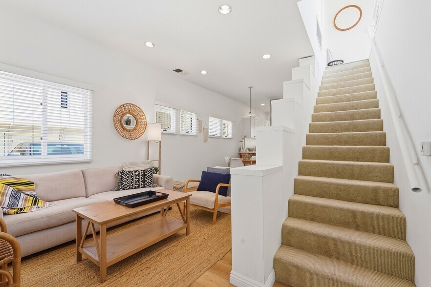 More Photos Of 521 Venice Way, Venice Apartments For Sale