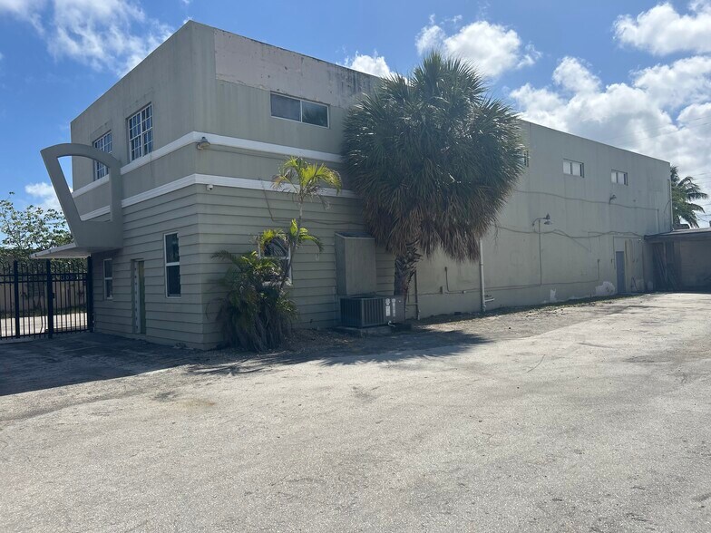 More Photos Of 2000 N Dixie Hwy, Hollywood Light Manufacturing For Sale