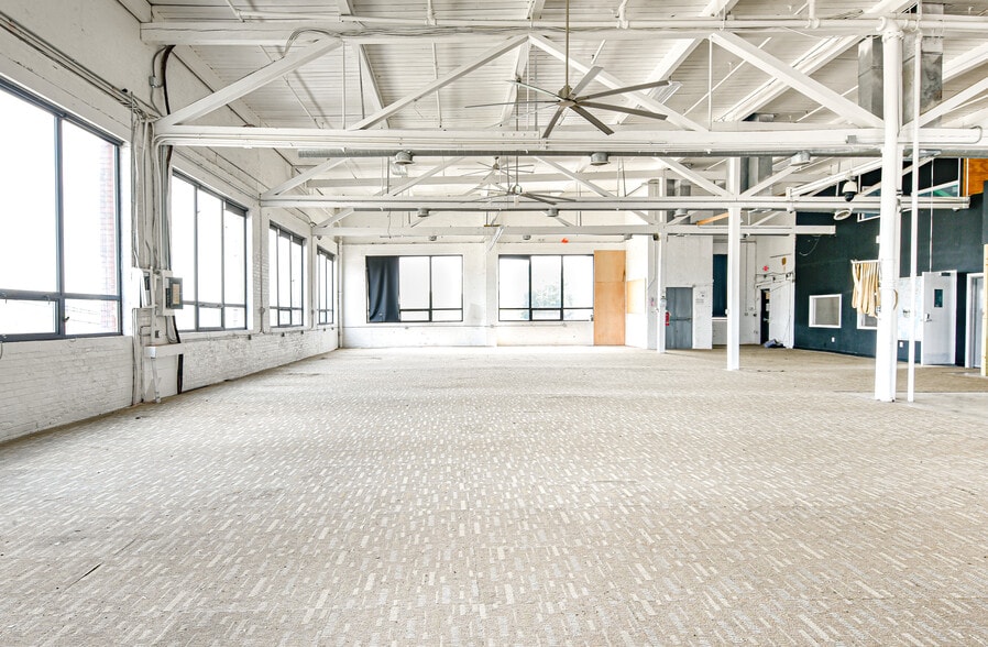 More Photos Of 2 Aspen Pl, Passaic Showroom For Lease