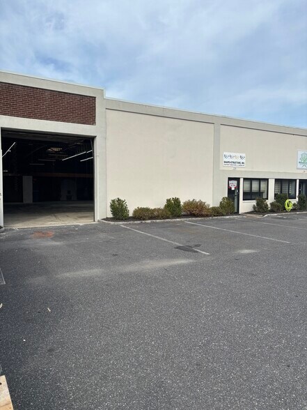 More Photos Of 170-176 Mariner Dr, Southampton Warehouse For Lease