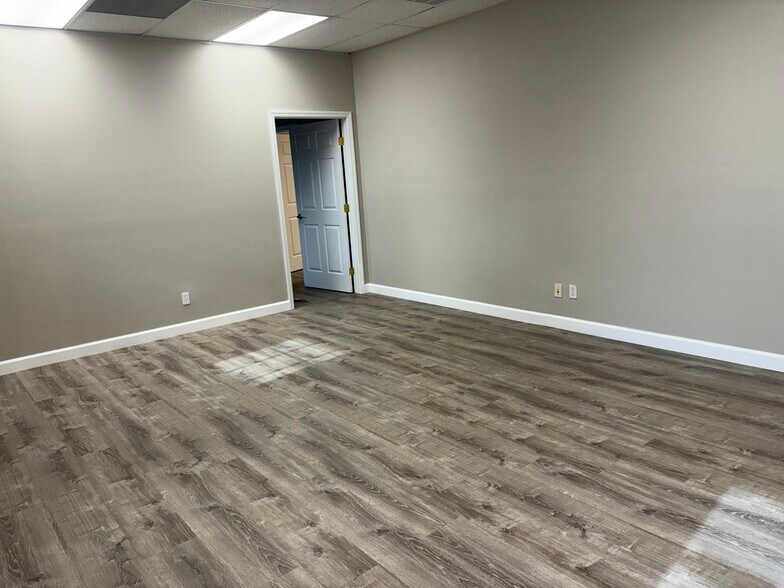 More Photos Of 5580 ZIP Dr, Fort Myers Warehouse For Lease