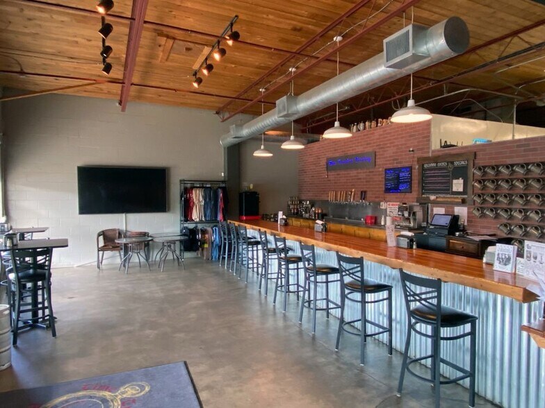 More Photos Of 326 S Broadway St, Estacada Storefront For Lease