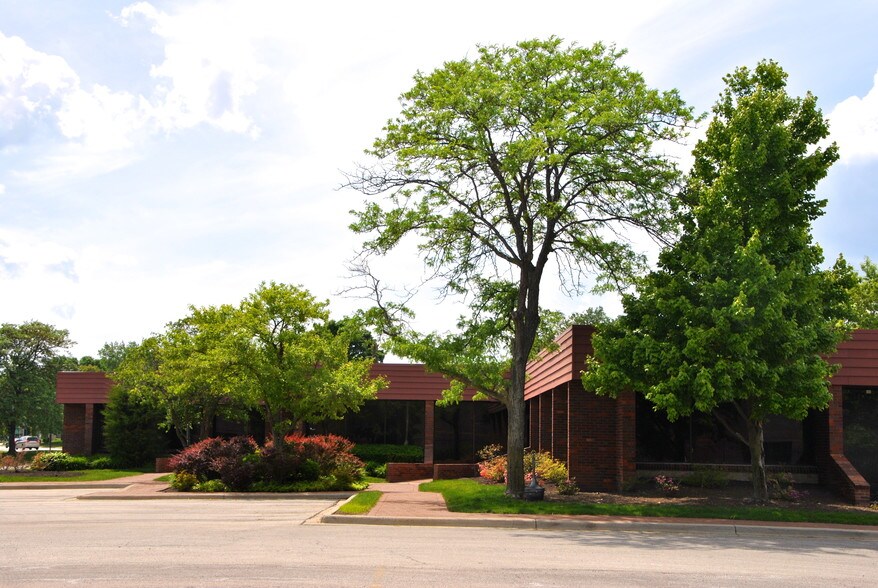 More Photos Of 411 Business Center Dr, Mount Prospect Office For Lease