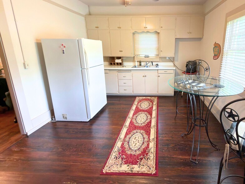 More Photos Of 902 W Pearl St, Granbury Office For Lease