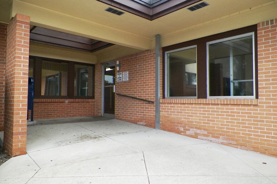 More Photos Of 1524 Atwood Ave, Johnston Medical For Lease