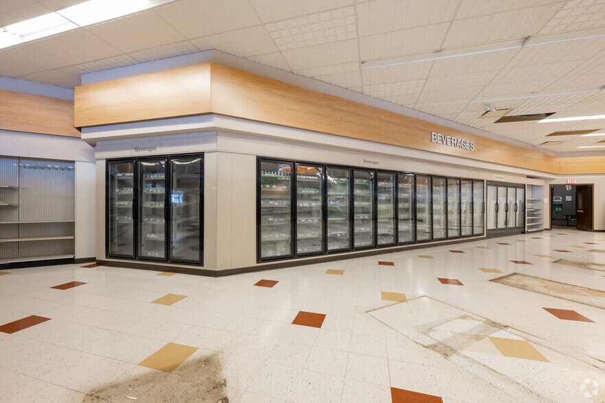 More Photos Of 735 N Water St, Uhrichsville General Retail For Sale