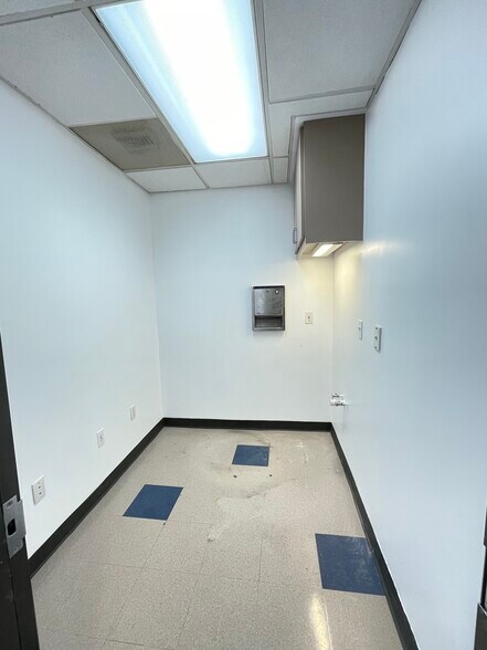 More Photos Of 215 Oak Dr S, Lake Jackson Medical For Lease