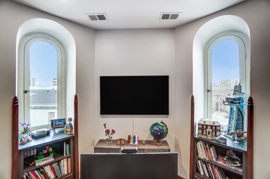 More Photos Of 208 W Monument Ave, Dayton Office Residential For Sale