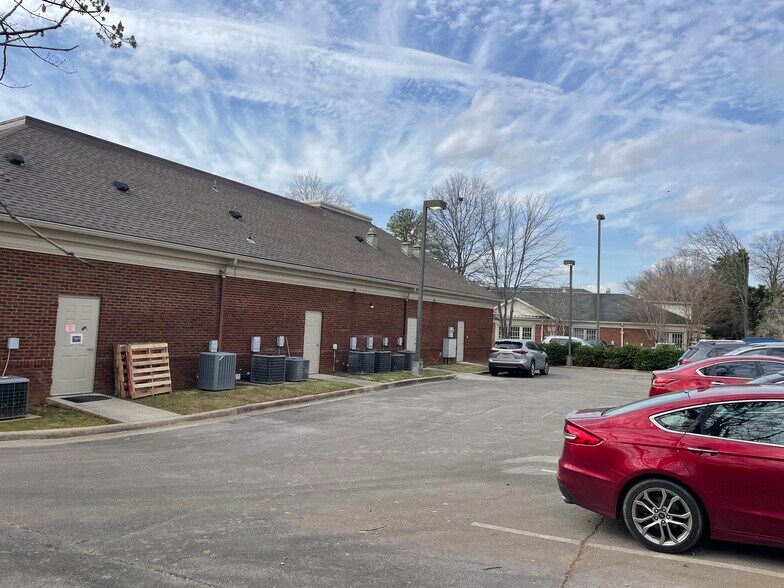 More Photos Of 4031 Balmoral Dr, Huntsville Medical For Lease