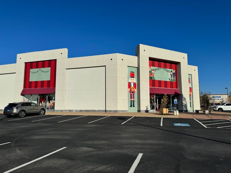 More Photos Of 529 46th St, Rogers Freestanding For Lease