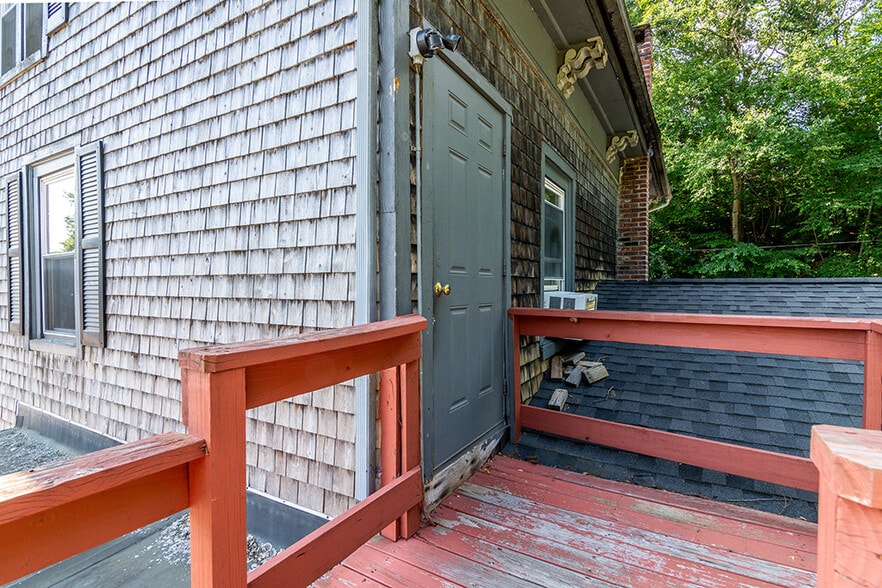 More Photos Of 104 Canal St, Blackstone Bar For Sale