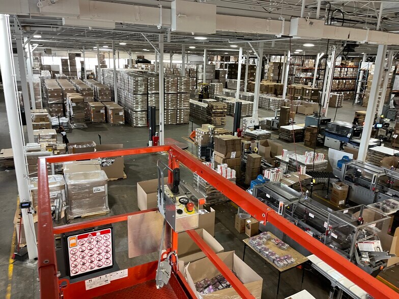 More Photos Of 6350 Kirk St, Morton Grove Manufacturing For Lease