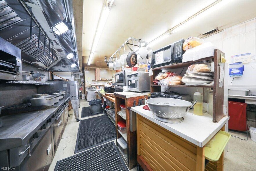 More Photos Of 387 S Broadway Ave, Salem Restaurant For Sale